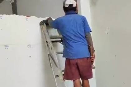 Se separó de su novia, destruyó la casa que había construido y generó polémica