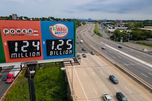 Se sortearán los últimos juegos de Powerball y Mega Millions esta semana (archivo)