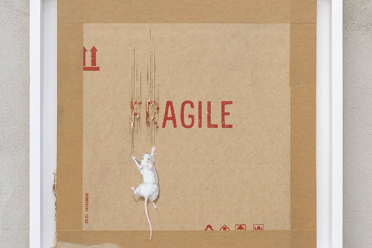 Se subastaban 50 serigrafías del artista británico, estimadas a 5000 libras esterlinas la unidad. La obra representa un ratón blanco con las pezuñas que rasgan un cartón con la inscripción "Frágil".