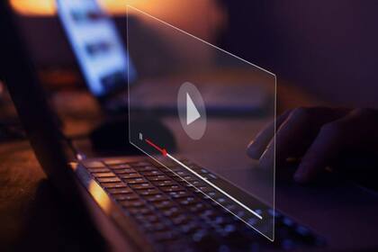 Se suele compartir la cuenta de streaming con familiares y amigos, pero esto puede ser contraproducente (Foto: Istock)