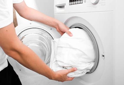 Se sugiere lavar la ropa blanca por separado para que no se decolore