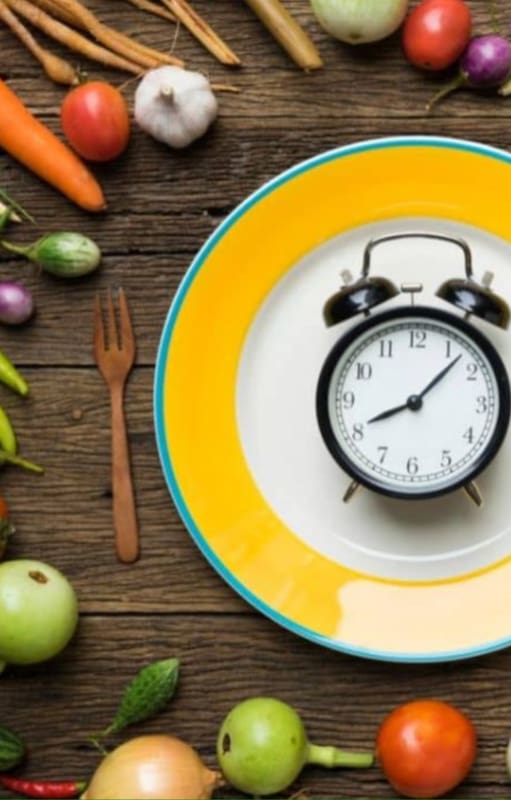 Se sugiere romper el ayuno intermitente con alimentos ricos en proteínas, fibras y grasas saludables