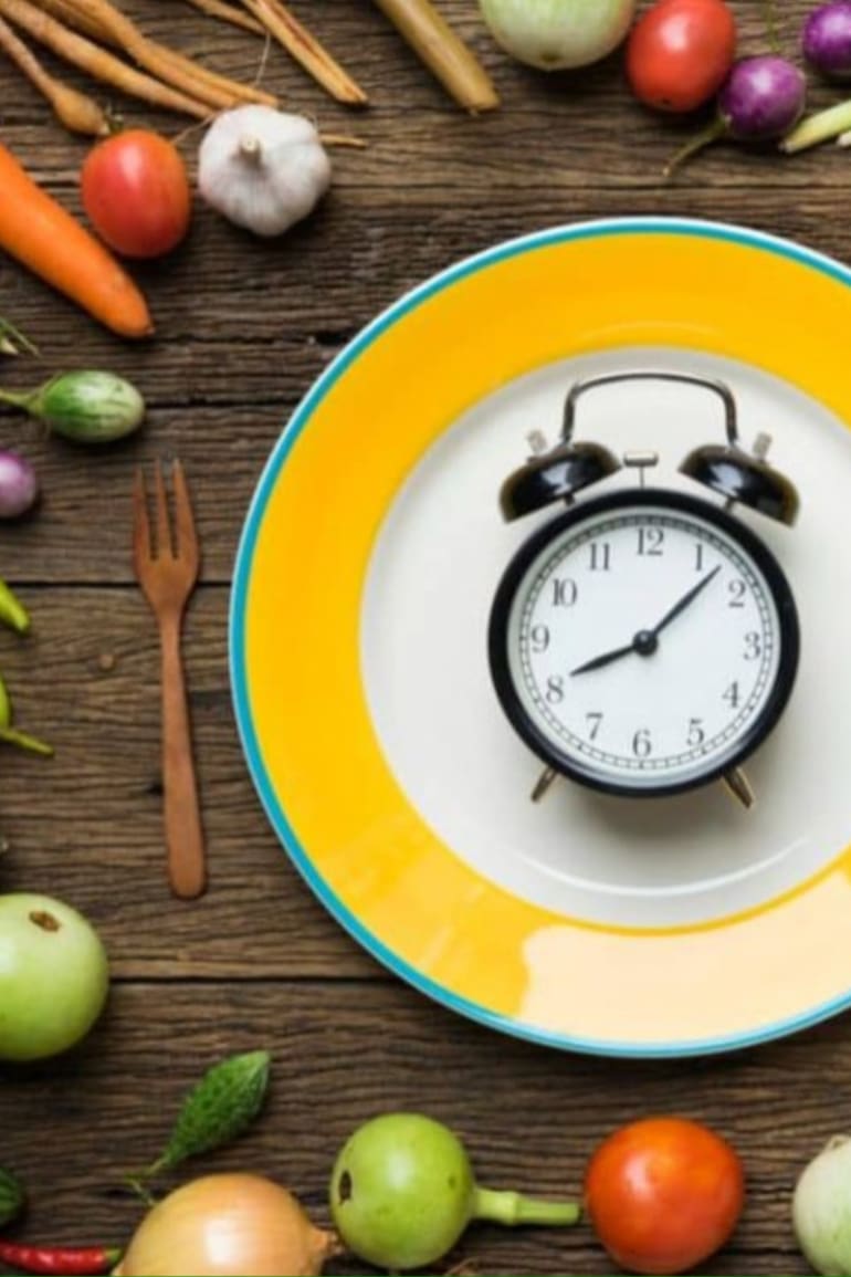 Se sugiere romper el ayuno intermitente con alimentos ricos en proteínas, fibras y grasas saludables