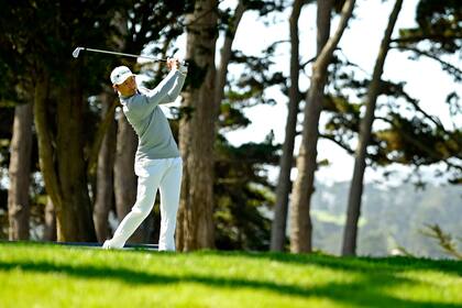 Se supone que en Harding Park es importante acertar los fairways, pero Li, errático en ese aspecto, cometió un solo bogey en 36 hoyos y lidera con -8 y con dos golpes de ventaja.