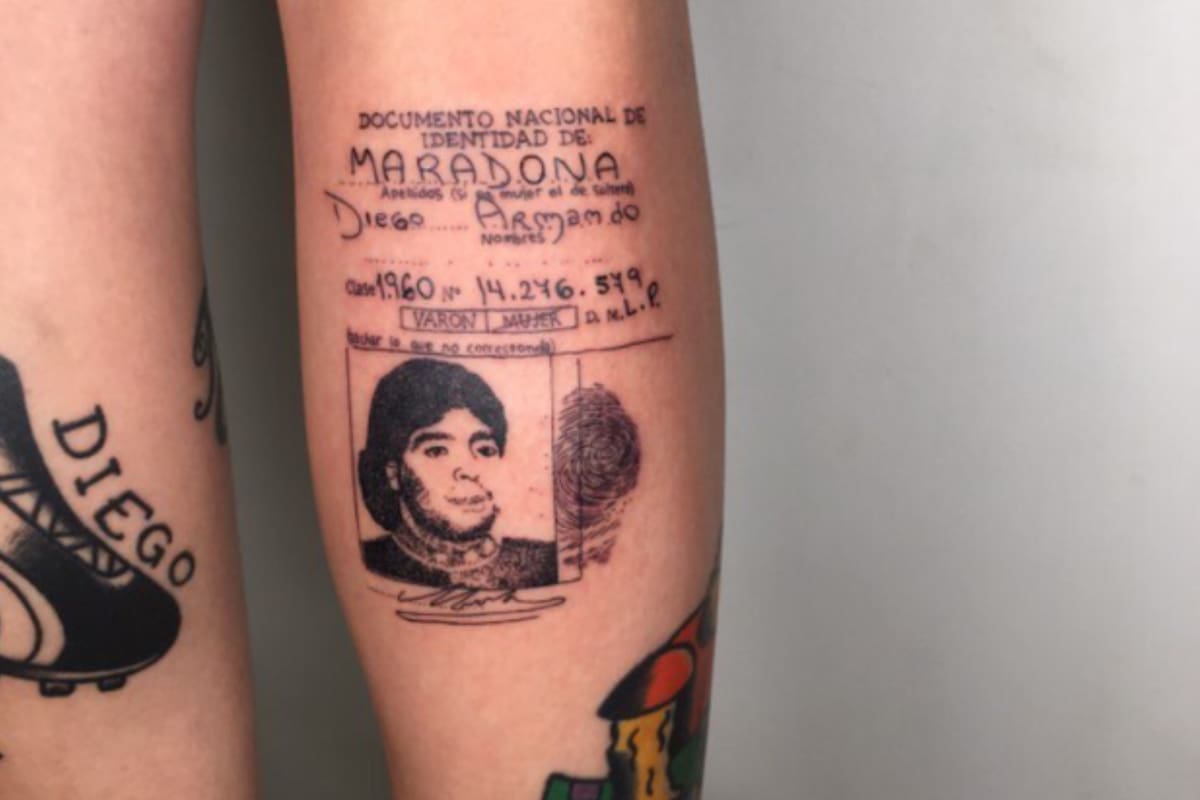Se tatuó el DNI completo de Maradona, con foto, huella dactilar, firma y todo