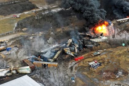 Se teme que tras el descarrilamiento del tren de carga en East Palestine, Ohio, se haya contaminado el ambiente con sustancias peligrosas