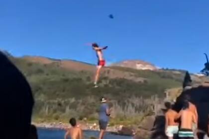 Se tiró desde 15 metros de altura y tuvieron que rescatarlo en el Lago Futalaufquen