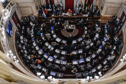 Se trabaja, además, en flexibilizar los vínculos y modalidades laborales, en crear un banco de horas y en una posible reducción de cargas sociales y condonación de multas