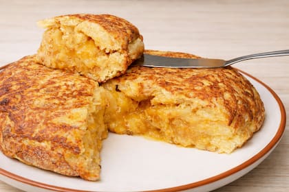 "Se trabaja con una cantidad importante de aceite de oliva; primero se cocina la cebolla, cortada de una manera particular, y cuando está casi en su punto, se suma la papa", dice Gastón Caretti, chef de El Burladero