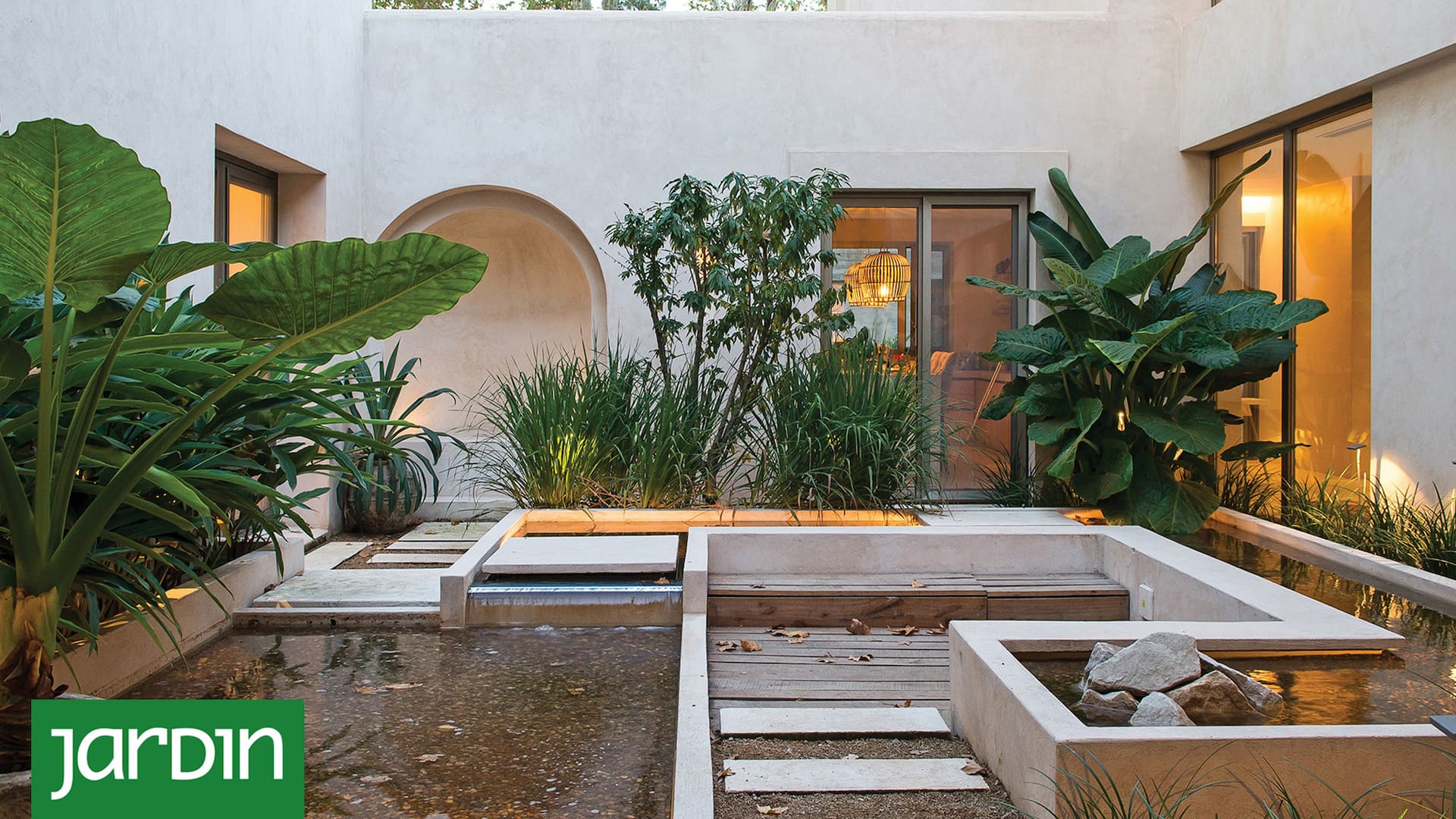 Se trasladó la esencia marroquí a la arquitectura, combinada con detalles orientales y el patio de entrada como protagonista.
