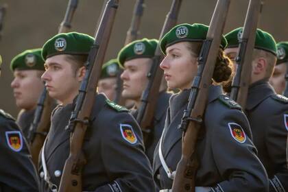 "Se trata de cuánto tiempo nos va a dar Putin para prepararnos": la histórica decisión de Alemania de dejar atrás su problemático pasado y armarse contra una guerra