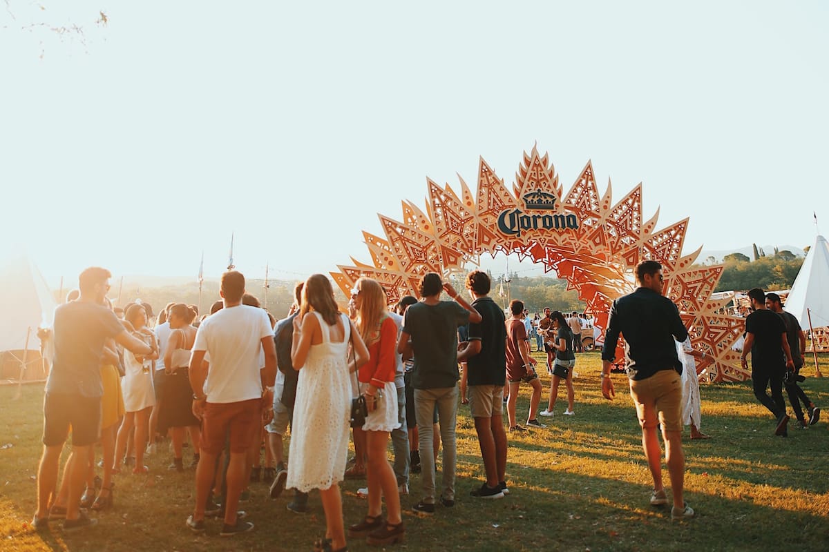 Se trata de disfrutar de los mejores atardeceres en los Corona Sunsets Local Edition, después de una increíble experiencia de salir del circuito turístico en busca de esos lugares que solo los locales conocen