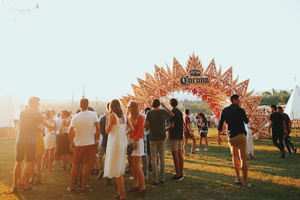 Se trata de disfrutar de los mejores atardeceres en los Corona Sunsets Local Edition, después de una increíble experiencia de salir del circuito turístico en busca de esos lugares que solo los locales conocen