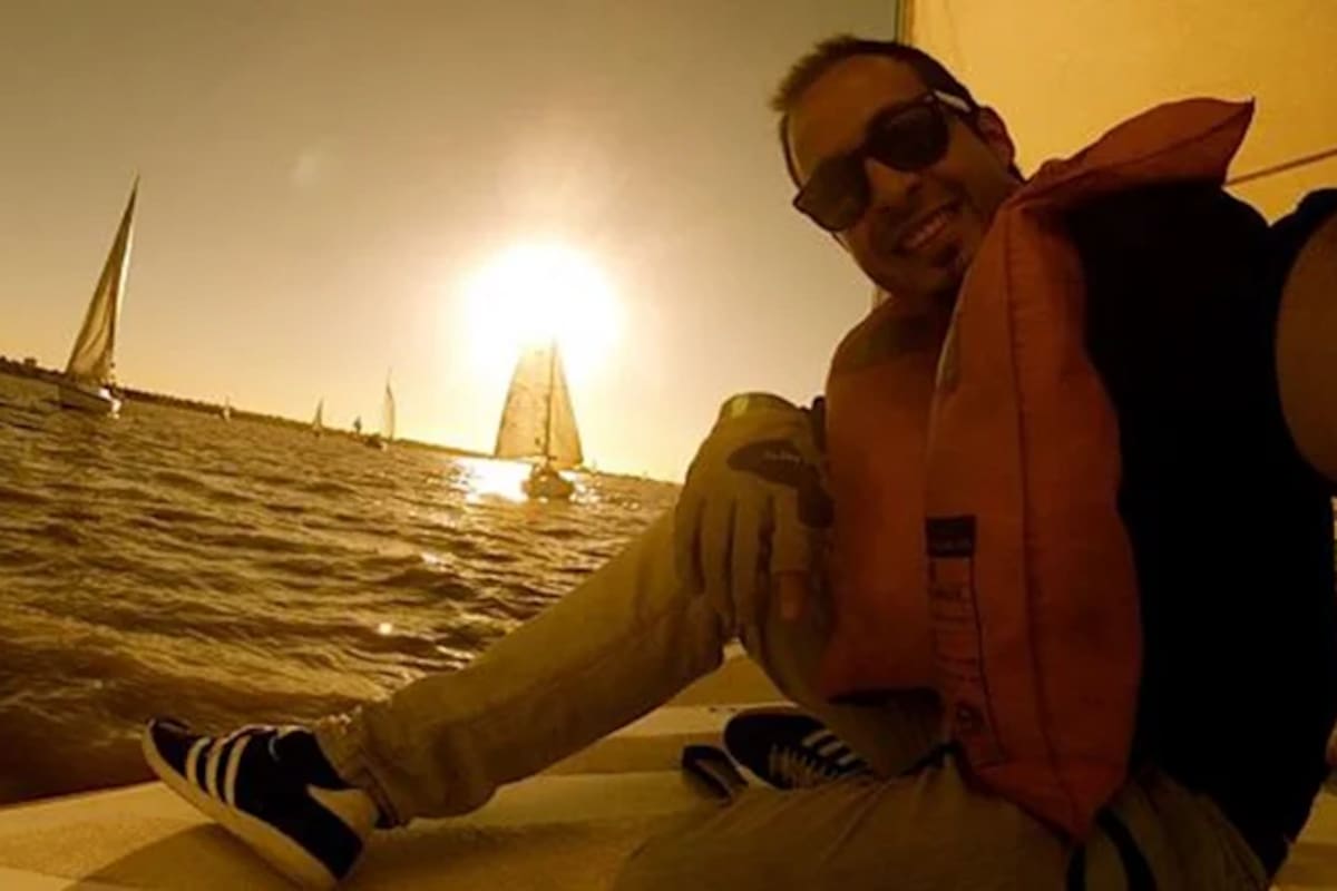 Se trata de Federico Echeverry; lo buscan desde ayer tras un accidente náutico en el que su amigo logró llegar a la orilla.