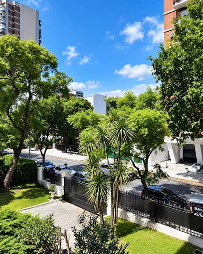 Se trata de imponente edificio ubicado sobre Superí al 1600