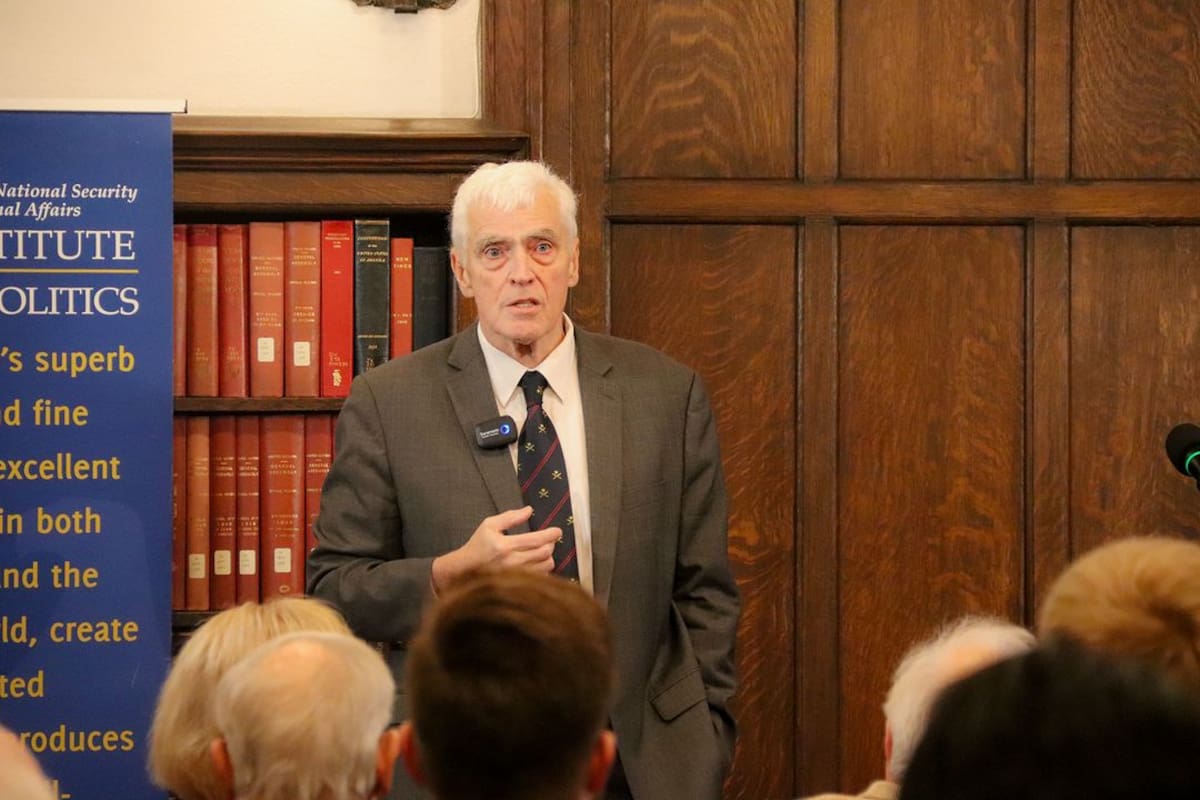 Se trata de John Gentry, ex analista de la CIA