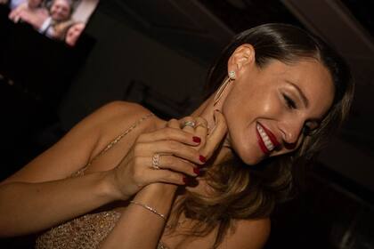 Se trata de la primera gala organizada por Carolina Ardohain. A través de sus contactos, lo que surgió como un evento discreto terminó con 25 mesas para 250 invitados. Así se mostró "Pampita" con joyas Floboskis/Stad y vestido Gabriel Lage.