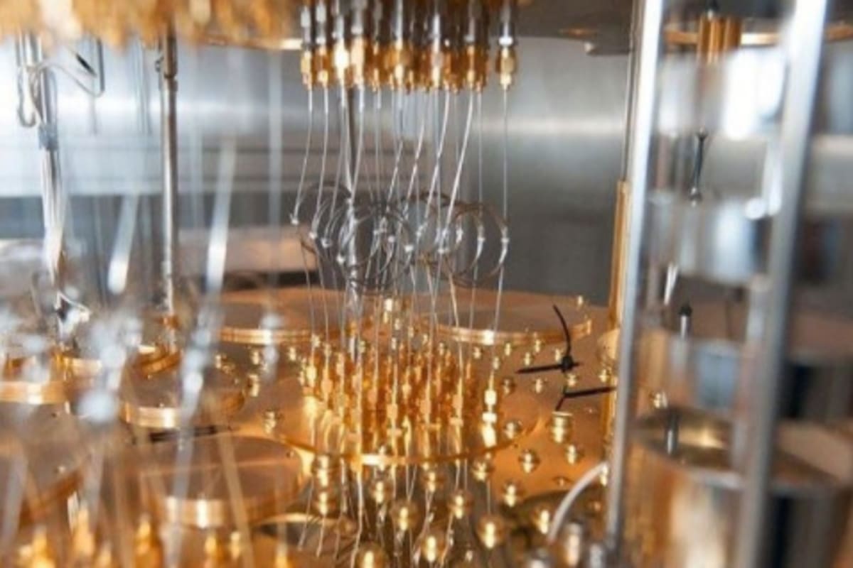 Se trata de la teletransportación de estados e información de qubits, que son las unidades básicas que se utilizan en la tecnología cuántica. Entrelazados incluso a larga distancia se modifican cuando la otra parte también lo hace