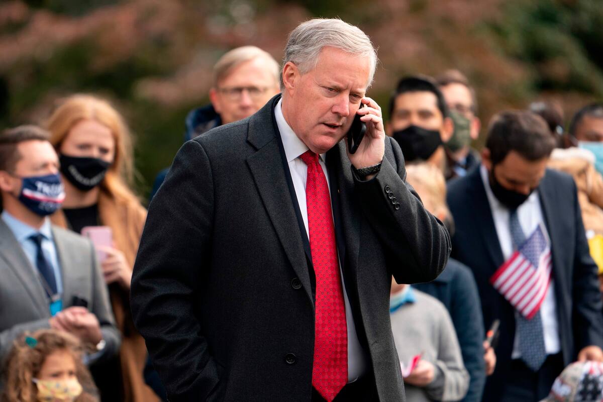 Se trata de Mark Meadows, quien acompañaba a Trump en los viajes antes de los comicios y se lo vio en público sin mascarilla