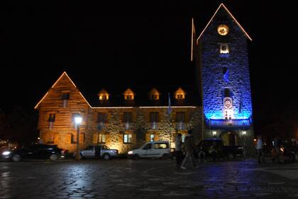 Se trata de ocho agentes de la provincia de Río Negro que estaban reunidos el lunes en la madrugada en un departamento y fueron denunciados por sus vecinos por ruidos molestos