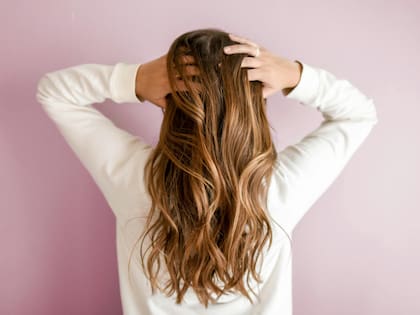 Se trata de ponerse aceite de coco en las puntas del pelo, antes de ducharse