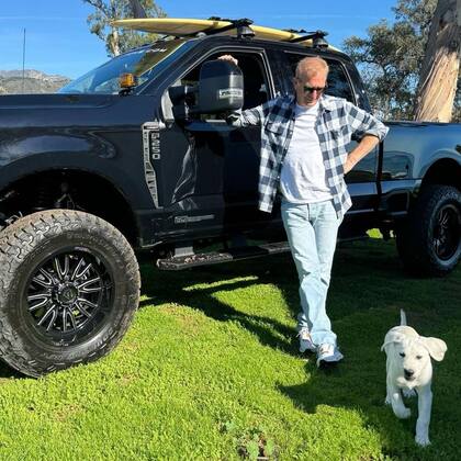 Se trata de un cachorro labrador retriever
