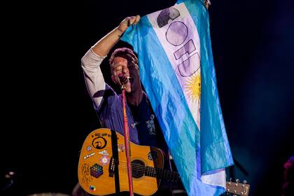 Chris Martin con una bandera argentina, imagen que volverá a repetirse este año en River, seguramente en cada una de las seis fechas confirmadas