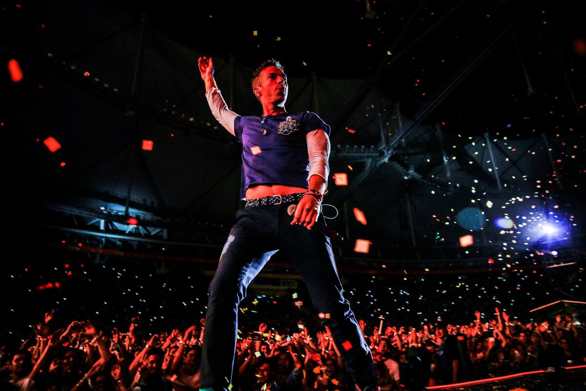 Se trata de un disco en vivo grabado el 15 de noviembre de 2017, en el marco de la gira A Head Full Of Dreams