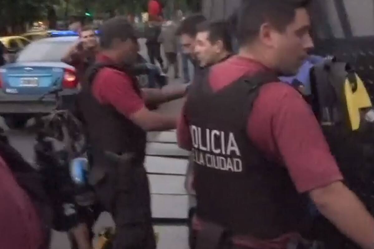 Se trata de un grupo de practicantes de Falun Dafa; entregaban folletos para denunciar una "persecución" en China