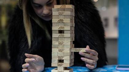 Se trata de un juego muy sencillo de jugar, en el que la torre de madera siempre termina cayéndose.