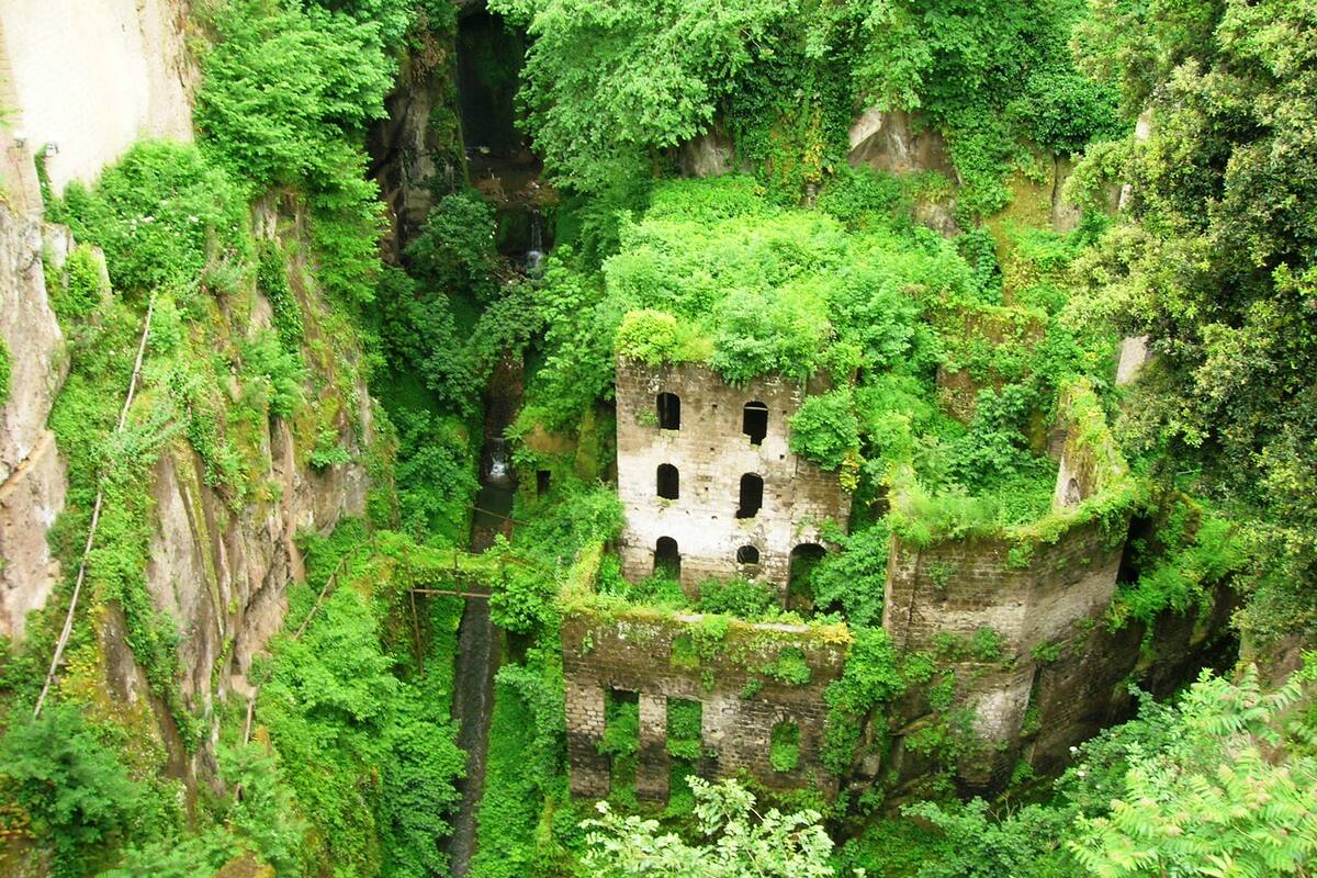 Se trata de un sitio ideal para los amantes de los viajes a los pueblos más recónditos del planeta donde se puede disfrutar de la tranquilidad en medio de una naturaleza que invita a respirar un aire puro rodeado de vegetación.
