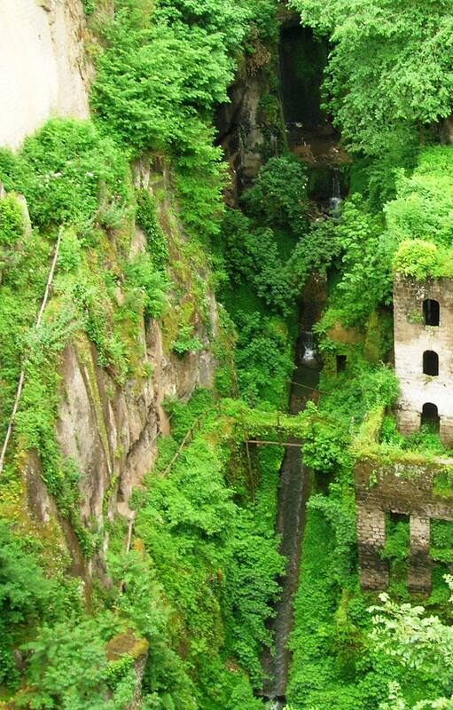 Se trata de un sitio ideal para los amantes de los viajes a los pueblos más recónditos del planeta donde se puede disfrutar de la tranquilidad en medio de una naturaleza que invita a respirar un aire puro rodeado de vegetación.