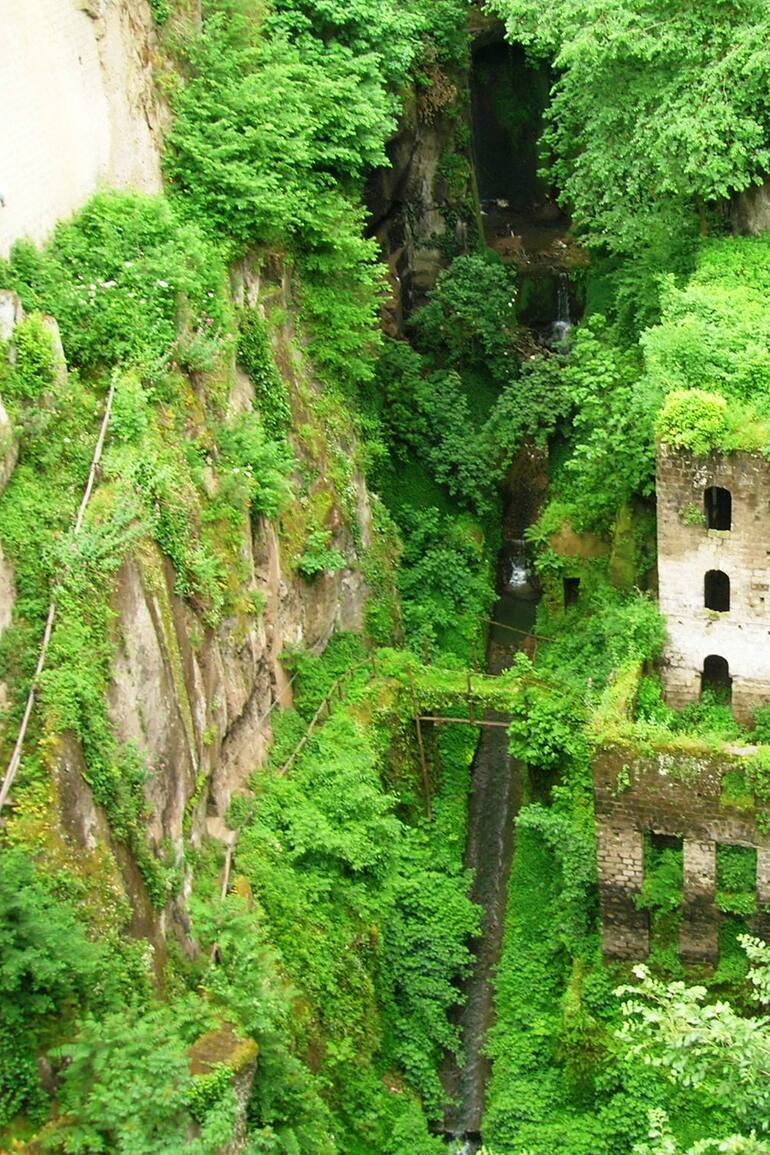 Se trata de un sitio ideal para los amantes de los viajes a los pueblos más recónditos del planeta donde se puede disfrutar de la tranquilidad en medio de una naturaleza que invita a respirar un aire puro rodeado de vegetación.