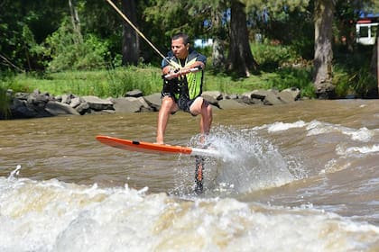 Se trata de una de las disciplinas de moda; una quilla y alas sumergidas elevan la tabla unos 60 centímetros para dar esa inigualable sensación