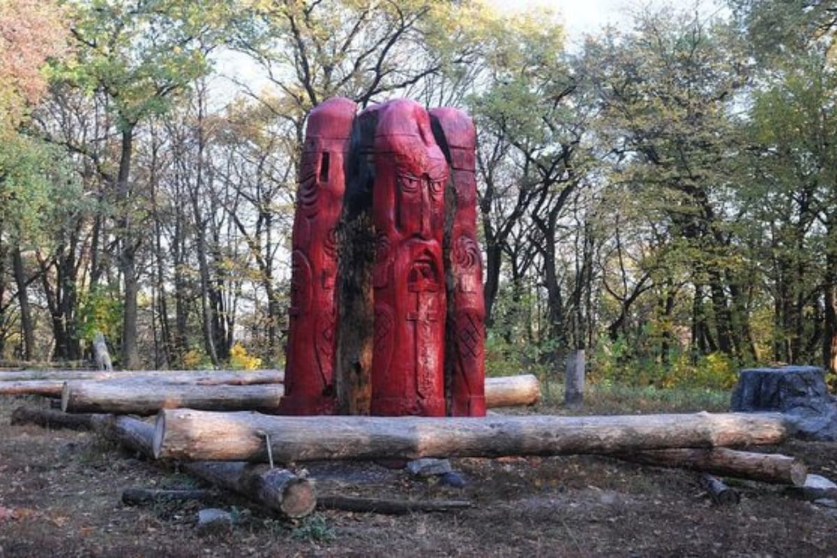Se trata de una gran colina boscosa ubicada cerca de la confluencia de los ríos Dnipro y Lybid' que en la actualidad es una reserva natural que forma parte del museo de la Fortaleza de la capital ucraniana.