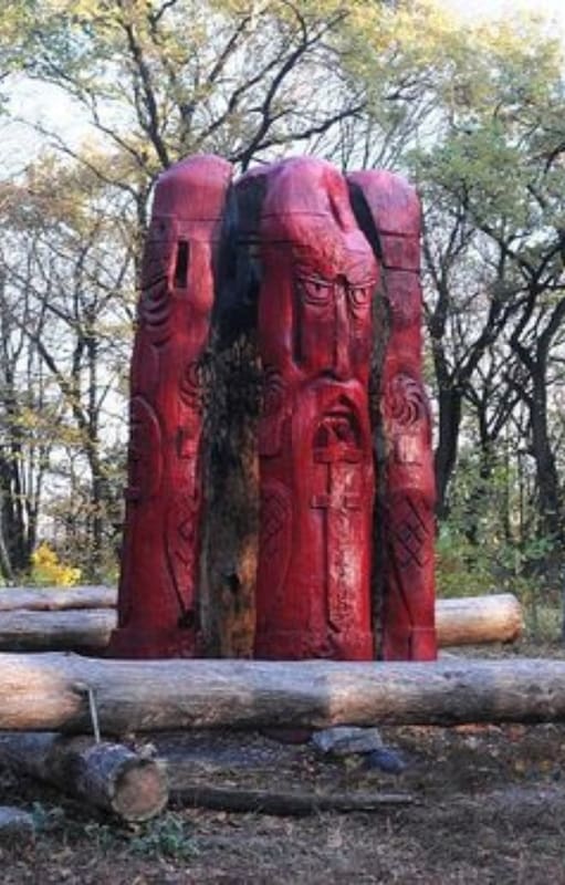 Se trata de una gran colina boscosa ubicada cerca de la confluencia de los ríos Dnipro y Lybid' que en la actualidad es una reserva natural que forma parte del museo de la Fortaleza de la capital ucraniana.