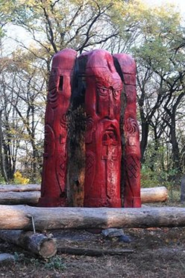 Se trata de una gran colina boscosa ubicada cerca de la confluencia de los ríos Dnipro y Lybid' que en la actualidad es una reserva natural que forma parte del museo de la Fortaleza de la capital ucraniana.