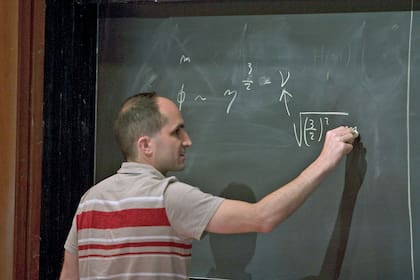 Se trata de una importante distinción internacional que desde 1925 se otorga cada cuatro años a un investigador que haya realizado aportes sobresalientes en física teórica