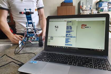 Se trata de una iniciativa de la Dirección General de Cultura y Educación de la Provincia de Buenos Aires. Se decidió incorporar en las escuelas agrarias tecnologías aplicadas a la producción agropecuar