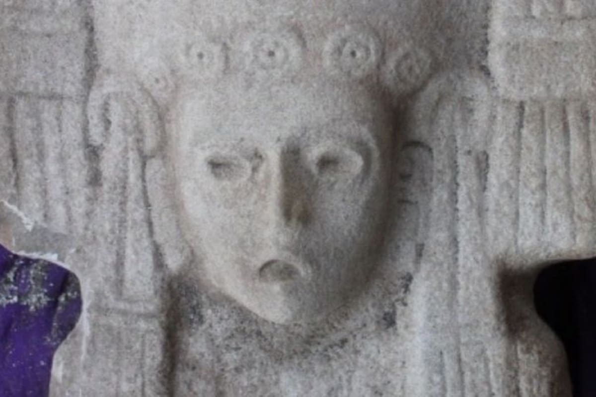 Se trata de una réplica de la escultura de una mujer indígena de la región huasteca