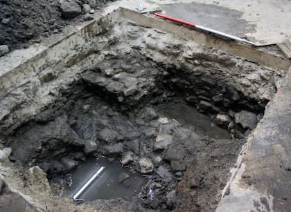 Se trata de una superficie de calle o patio con adoquines romano, descubierto en un pozo de prueba dentro del edificio Debenhams (Foto: Gentileza Universidad de Gloucester)