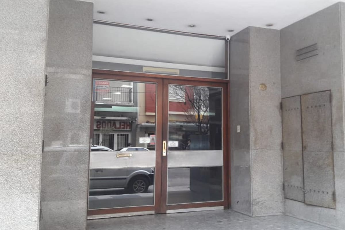 Se trata del excura Fernando Enrique Picciochi que fue condenado por abusar a Sebastián Cuattromo cuando era niño; estaba trabajando en un edificio de Mar del Plata