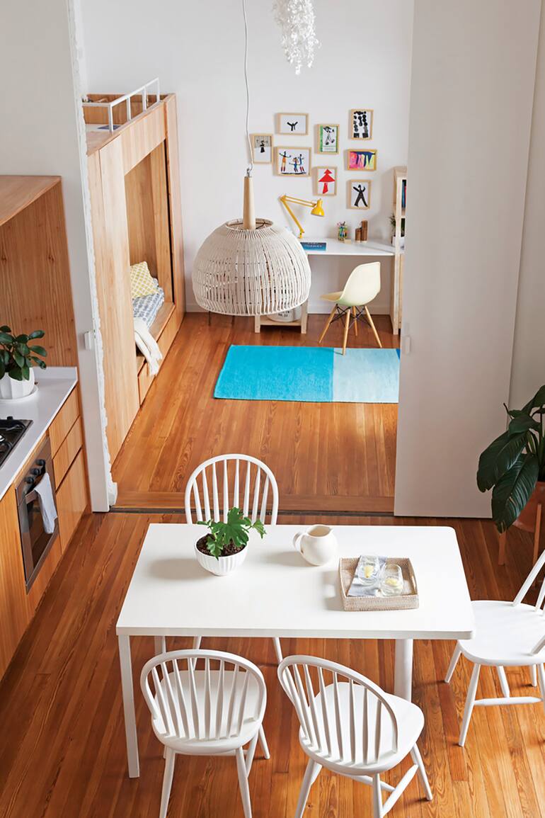 Se trataba de potenciar un PH clásico. Bastó con una idea abre-puertas, un mueble que avanza en línea recta resolviendo todas las funciones… y misión cumplida