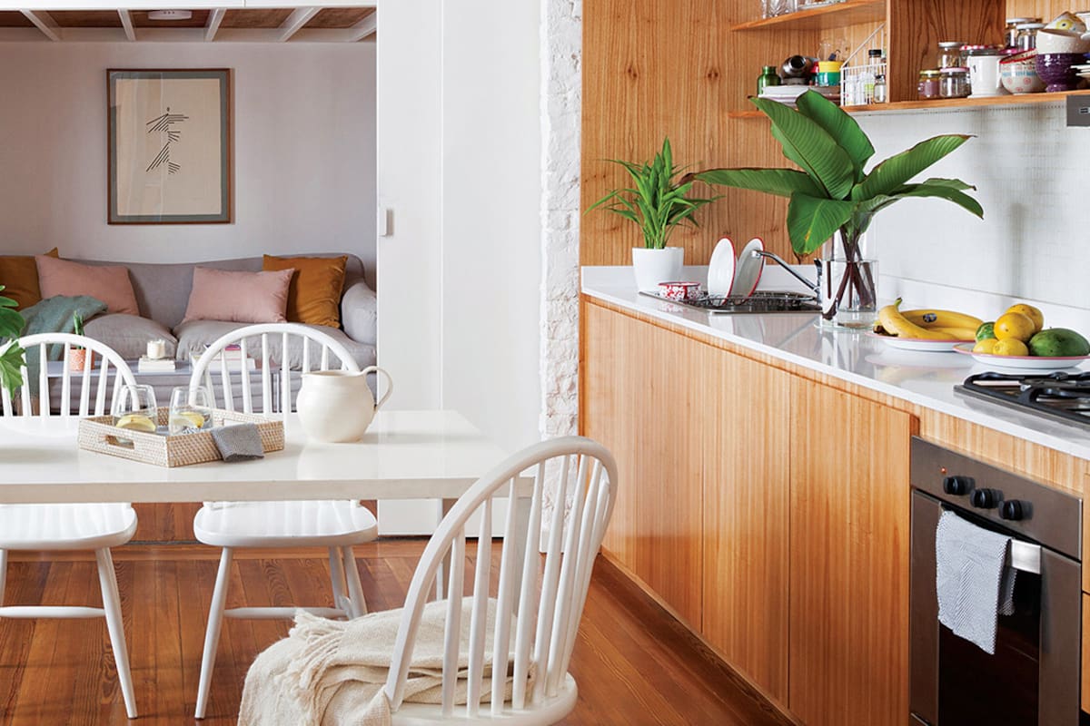 Se trataba de potenciar un PH clásico. Bastó con una idea abre-puertas, un mueble que avanza en línea recta resolviendo todas las funciones… y misión cumplida
