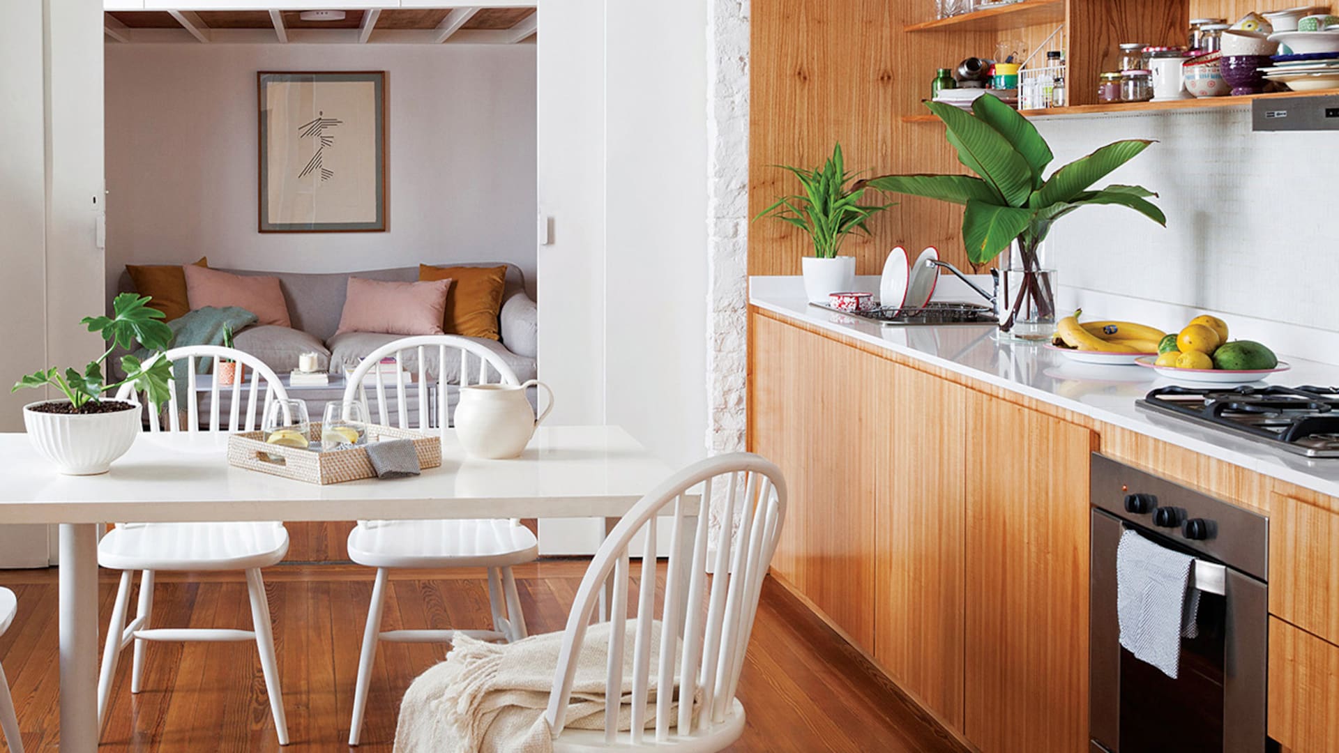Se trataba de potenciar un PH clásico. Bastó con una idea abre-puertas, un mueble que avanza en línea recta resolviendo todas las funciones… y misión cumplida