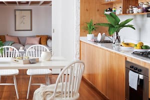 Se trataba de potenciar un PH clásico. Bastó con una idea abre-puertas, un mueble que avanza en línea recta resolviendo todas las funciones… y misión cumplida