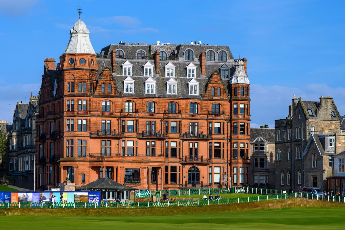 Se ubica en el tercer piso del Hamilton Grand, tiene dos balcones y vista al campo de golf más antiguo de Escocia.