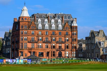 Se ubica en el tercer piso del Hamilton Grand, tiene dos balcones y vista al campo de golf más antiguo de Escocia.