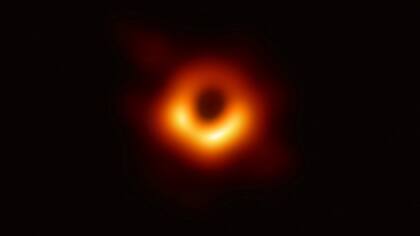 Se usó una red de varios telescopios para poder tomar la primera foto de un agujero negro.