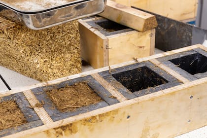Se utilizan residuos biológicos de la caña de azúcar (bagazo).